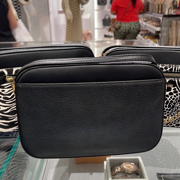 MICHAEL KORS JET SET LARGE EAST WEST ZIP POCKET CHAIN XBODY BLACK
NWT - Picture 11 of 16